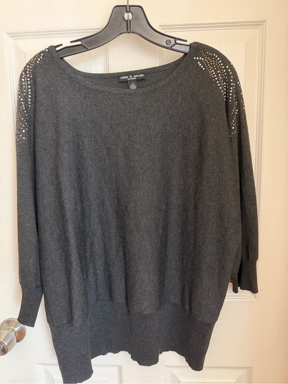 Cable & Gauge Woman Charcoal Gray Embellished Shoulder Sweater EUC 1X - Picture 5 of 14
